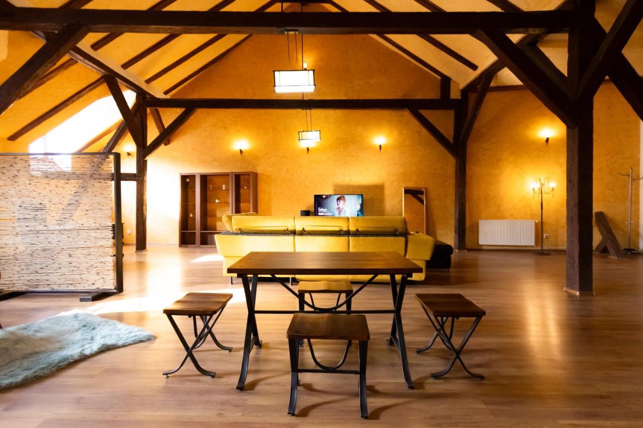 Apartament The Attic - Large Open-space In The Old Town Of Brasov, Minutes Away From The Black Church Brașov